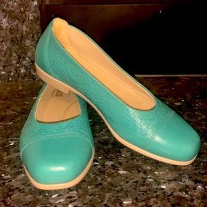 SAS worn once size 10 Teal color shoe. Lots of support and cushion.